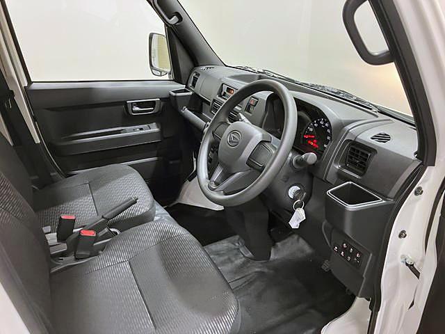 ハイゼットカーゴデラックス 4WD CVTスマートアシスト・コーナーセンサー・3モード電子制御4WD(CVT車)・荷室長1,915mm・荷室幅1,410mm・荷室高1,250mm・ハロゲンヘッドランプ・マニュアルエアコン(山梨県)の中古車