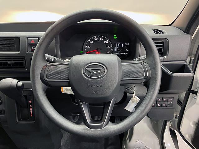 ハイゼットカーゴデラックス 4WD CVTスマートアシスト・コーナーセンサー・3モード電子制御4WD(CVT車)・荷室長1,915mm・荷室幅1,410mm・荷室高1,250mm・ハロゲンヘッドランプ・マニュアルエアコン(山梨県)の中古車