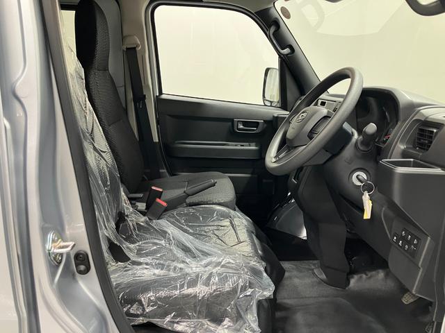 ハイゼットカーゴデラックス　４ＷＤ　ＣＶＴ　ＡＭ／ＦＭラジオデッキスマートアシスト・コーナーセンサー・３モード電子制御４ＷＤ（ＣＶＴ車）・荷室長１，９１５ｍｍ・荷室幅１，４１０ｍｍ・荷室高１，２５０ｍｍ・ハロゲンヘッドランプ・マニュアルエアコン（山梨県）の中古車