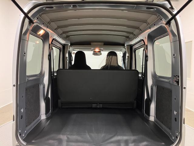 ハイゼットカーゴデラックス　４ＷＤ　ＣＶＴ　ＡＭ／ＦＭラジオデッキスマートアシスト・コーナーセンサー・３モード電子制御４ＷＤ（ＣＶＴ車）・荷室長１，９１５ｍｍ・荷室幅１，４１０ｍｍ・荷室高１，２５０ｍｍ・ハロゲンヘッドランプ・マニュアルエアコン（山梨県）の中古車