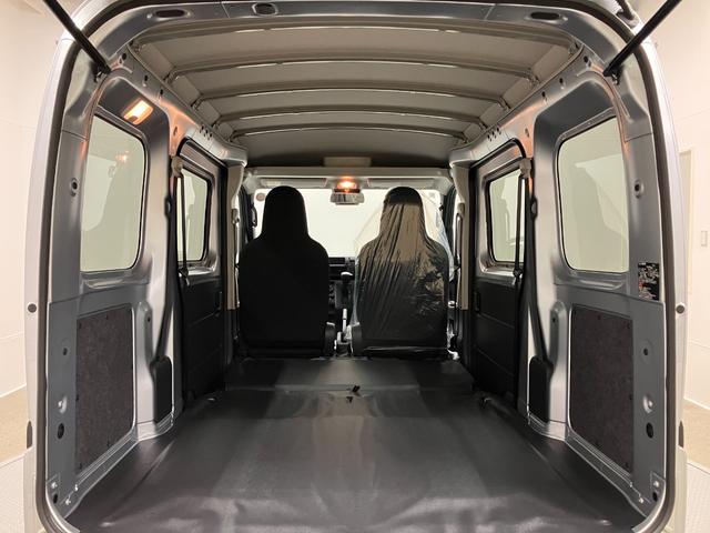 ハイゼットカーゴデラックス　４ＷＤ　ＣＶＴ　ＡＭ／ＦＭラジオデッキスマートアシスト・コーナーセンサー・３モード電子制御４ＷＤ（ＣＶＴ車）・荷室長１，９１５ｍｍ・荷室幅１，４１０ｍｍ・荷室高１，２５０ｍｍ・ハロゲンヘッドランプ・マニュアルエアコン（山梨県）の中古車