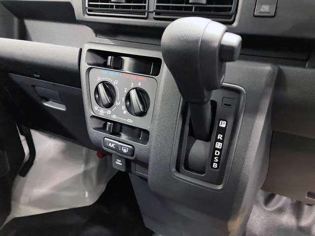 ハイゼットカーゴデラックス　４ＷＤ　ＣＶＴスマートアシスト・コーナーセンサー・３モード電子制御４ＷＤ（ＣＶＴ車）・荷室長１，９１５ｍｍ・荷室幅１，４１０ｍｍ・荷室高１，２５０ｍｍ・ハロゲンヘッドランプ・マニュアルエアコン（山梨県）の中古車