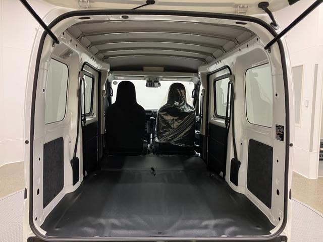 ハイゼットカーゴデラックス　４ＷＤ　ＣＶＴスマートアシスト・コーナーセンサー・３モード電子制御４ＷＤ（ＣＶＴ車）・荷室長１，９１５ｍｍ・荷室幅１，４１０ｍｍ・荷室高１，２５０ｍｍ・ハロゲンヘッドランプ・マニュアルエアコン（山梨県）の中古車