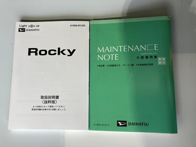 ロッキープレミアムＧワンオーナー　スマートキー　パノラマモニター対応カメラ　純正バックカメラ　運転席・助手席シートヒーター　純正アルミホイール　　電動パーキングブレーキ　オートブレーキホールド　ＡＣＣ　スマアシ（香川県）の中古車