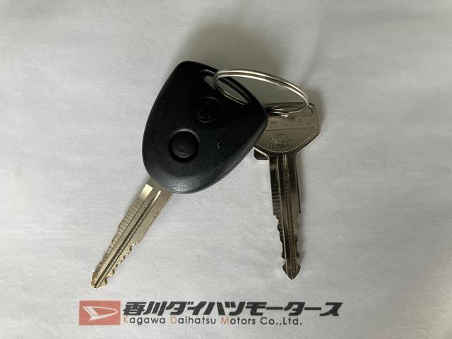 ハイゼットカーゴデラックスＳＡIII純正ＣＤチューナー　両側スライドドア　スマアシＩＩＩ　キーレスエントリー　ＬＥＤヘッドランプ　オートライト　オートマチックハイビーム　アイドリングストップ　取扱説明書　メンテナンスノート（香川県）の中古車