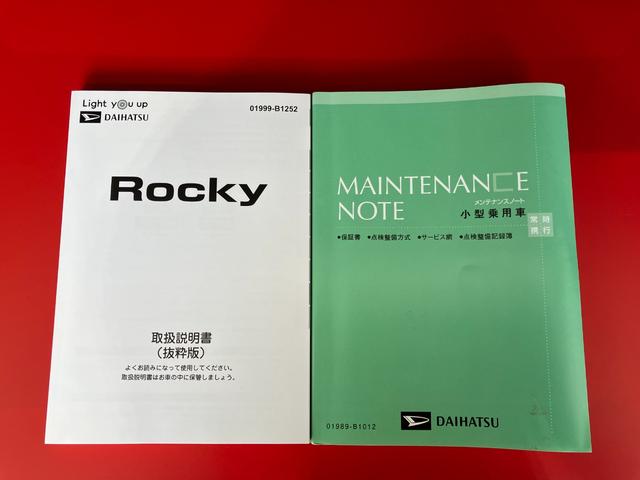 ロッキープレミアムＧ　ＨＥＶワンオーナー　パノラマモニター対応カメラ　アダプティブクルーズコントロール　運転席・助手席シートヒーター　純正１７インチアルミホイール　電動パーキングブレーキ　オートブレーキホールド　スマアシ（香川県）の中古車