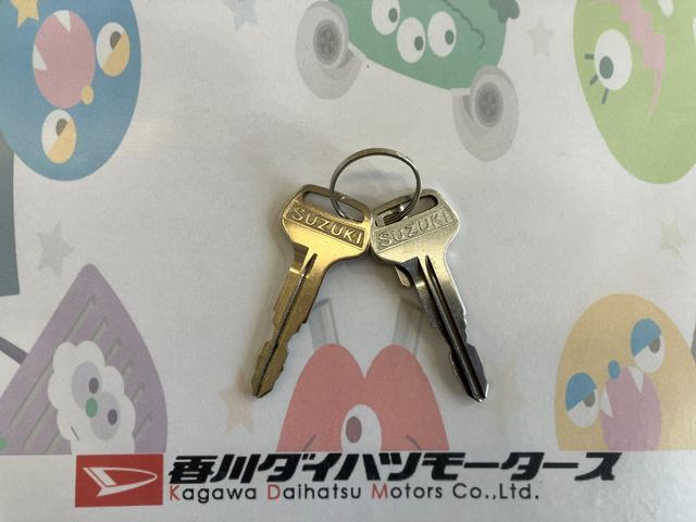 キャリイトラックＫＣエアコン・パワステＭＴ　ＡＭ／ＦＭラジオ　ハロゲンヘッドライト　ラバーマット　バイザー　パワステ　エアコン　取扱説明書　メンテナンスノート（香川県）の中古車