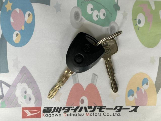 ハイゼットカーゴＤＸ　　両側スライドドア／ＡＭ／ＦＭラジオ／スマアシワンオーナー　両側スライドドア　スマアシ　ＡＭ／ＦＭラジオ　アイドリングストップ　キーレスエントリー　ハロゲンヘッドライト　オートライト　オートマチックハイビーム　取扱説明書　メンテナンスノート（香川県）の中古車