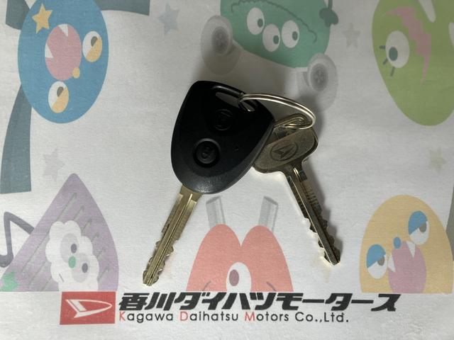 ハイゼットカーゴＤＸ　　ＣＤレシーバー／Ｂｌｕｅｔｏｏｔｈ接続／スマアシワンオーナー　ＣＤレシーバー　Ｂｌｕｅｔｏｏｔｈ接続　両側スライドドア　スマアシ　ハロゲンヘッドライト　オートライト　オートマチックハイビーム　アイドリングストップ　取扱説明書　メンテナンスノート（香川県）の中古車