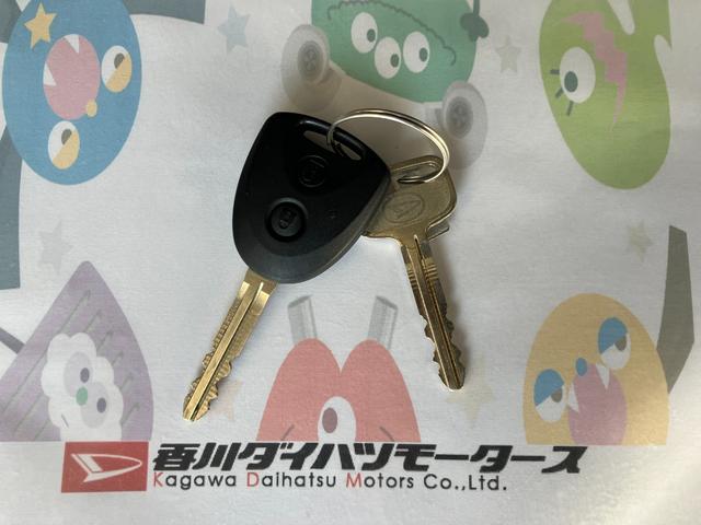 ハイゼットカーゴDX  CDレシーバー/Bluetooth接続ワンオーナー 純正CDレシーバー 両側スライドドア Bluetooth接続 スマアシ ハロゲンヘッドライト オートライト オートマチックハイビーム アイドリングストップ 取扱説明書 メンテナンスノート(香川県)の中古車