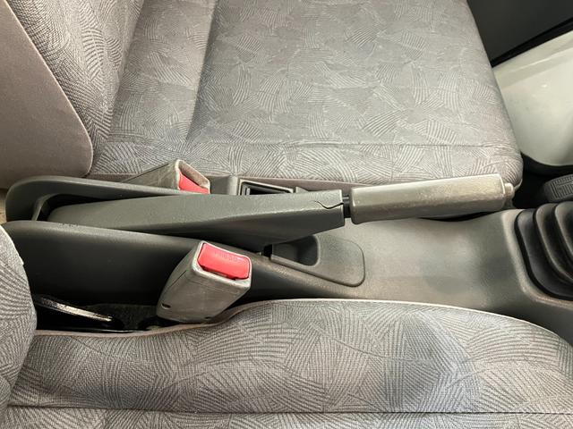 ミニキャブトラックＶＸ−ＳＥ　　４ＷＤ／ＭＴ／作業灯４ＷＤ　ＭＴ　ＡＭ／ＦＭラジオ　ハロゲンヘッドライト　作業灯　取扱説明書　メンテナンスノート（香川県）の中古車