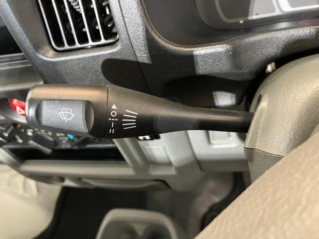 ミニキャブトラックＶＸ−ＳＥ　　４ＷＤ／ＭＴ／作業灯４ＷＤ　ＭＴ　ＡＭ／ＦＭラジオ　ハロゲンヘッドライト　作業灯　取扱説明書　メンテナンスノート（香川県）の中古車