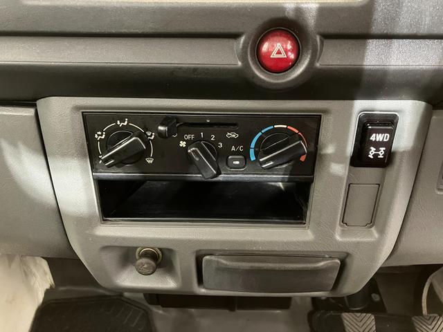 ミニキャブトラックＶＸ−ＳＥ　　４ＷＤ／ＭＴ／作業灯４ＷＤ　ＭＴ　ＡＭ／ＦＭラジオ　ハロゲンヘッドライト　作業灯　取扱説明書　メンテナンスノート（香川県）の中古車