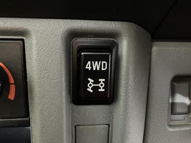 ミニキャブトラックＶＸ−ＳＥ　　４ＷＤ／ＭＴ／作業灯４ＷＤ　ＭＴ　ＡＭ／ＦＭラジオ　ハロゲンヘッドライト　作業灯　取扱説明書　メンテナンスノート（香川県）の中古車