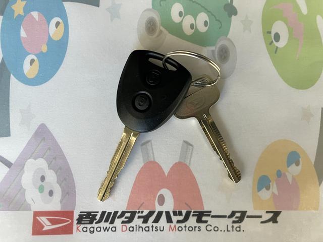 ハイゼットカーゴDX CDレシーバー/Bluetooth接続ワンオーナー 純正CDレシーバー Bluetooth接続 スマアシ 両側スライドドア キーレスエントリー ハロゲンヘッドライト オートライト オートマチックハイビーム アイドリングストップ(香川県)の中古車