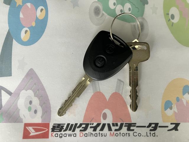 ハイゼットカーゴＤＸ　ＣＤチューナー／Ｂｌｕｅｔｏｏｔｈ接続ワンオーナー　純正ＣＤチューナー　Ｂｌｕｅｔｏｏｔｈ接続　両側スライドドア　スマアシ　ハロゲンヘッドライト　オートライト　オートマチックハイビーム　リアガラス５面フィルム貼り　キーレスエントリー（香川県）の中古車