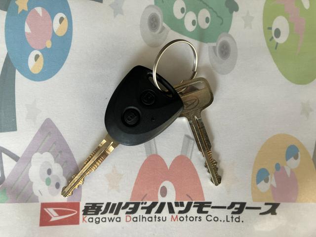 ハイゼットカーゴＤＸ　ＡＭ／ＦＭラジオ／キーレスエントリーワンオーナー　ＡＭ／ＦＭラジオ　スマアシ　両側スライドドア　キーレスエントリー　ハロゲンヘッドライト　オートライト　オートマチックハイビーム　取扱説明書　メンテナンスノート（香川県）の中古車