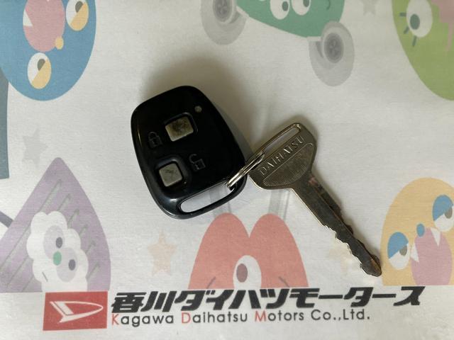 ハイゼットカーゴクルーズ キーレスエントリー/両側スライドドアワンオーナー キーレスエントリー ハロゲンヘッドライト 両側スライドドア 電動格納ミラー 取扱説明書 メンテナンスノート(香川県)の中古車