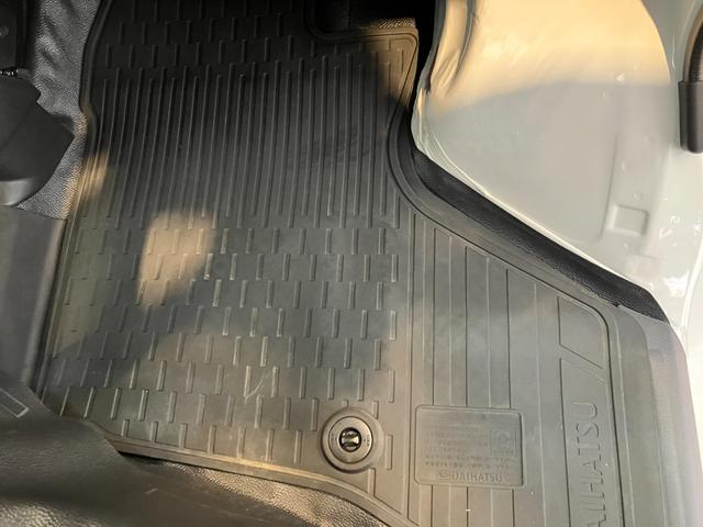 ハイゼットカーゴＤＸ　ＡＭ／ＦＭラジオ／キーレスエントリーワンオーナー　ＡＭ／ＦＭラジオ　スマアシ　両側スライドドア　キーレスエントリー　ハロゲンヘッドライト　オートライト　オートマチックハイビーム　取扱説明書　メンテナンスノート（香川県）の中古車