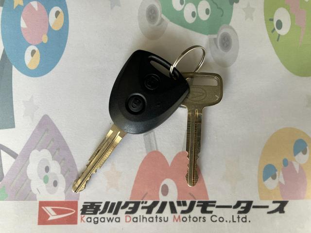 ハイゼットカーゴＤＸ　ＡＭ／ＦＭラジオ／キーレスエントリーワンオーナー　ＡＭ／ＦＭラジオ　スマアシ　両側スライドドア　キーレスエントリー　ハロゲンヘッドライト　オートライト　オートマチックハイビーム　取扱説明書　メンテナンスノート（香川県）の中古車