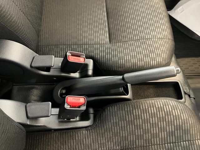 ハイゼットカーゴＤＸ　ＡＭ／ＦＭラジオ／両側スライドドアワンオーナー　キーレスエントリー　ＡＭ／ＦＭラジオ　スマアシ　両側スライドドア　ハロゲンヘッドライト　オートライト　オートマチックハイビーム　取扱説明書　メンテナンスノート（香川県）の中古車