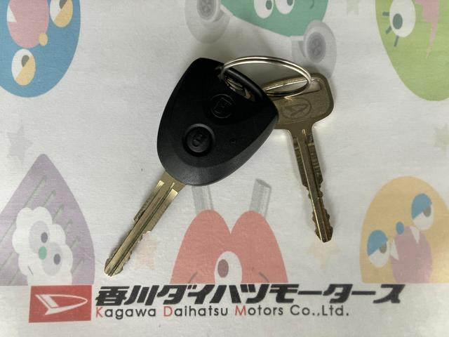 ハイゼットカーゴＤＸ　ＡＭ／ＦＭラジオ／両側スライドドアワンオーナー　キーレスエントリー　ＡＭ／ＦＭラジオ　スマアシ　両側スライドドア　ハロゲンヘッドライト　オートライト　オートマチックハイビーム　取扱説明書　メンテナンスノート（香川県）の中古車