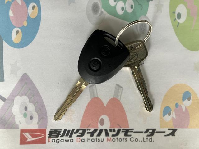 ハイゼットカーゴＤＸ　ＡＭ／ＦＭラジオ／キーレスエントリーワンオーナー　ＡＭ／ＦＭラジオ　キーレスエントリー　ハロゲンヘッドライト　オートライト　オートマチックハイビーム　両側スライドドア　取扱説明書　メンテナンスノート（香川県）の中古車