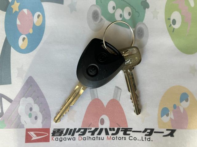 ハイゼットカーゴDX AM/FMラジオ/キーレスエントリーAM/FMラジオ キーレスエントリー 両側スライドドア ハロゲンヘッドライト オートライト オートマチックハイビーム リアガラス5面フィルム貼り 取扱説明書 メンテナンスノート(香川県)の中古車