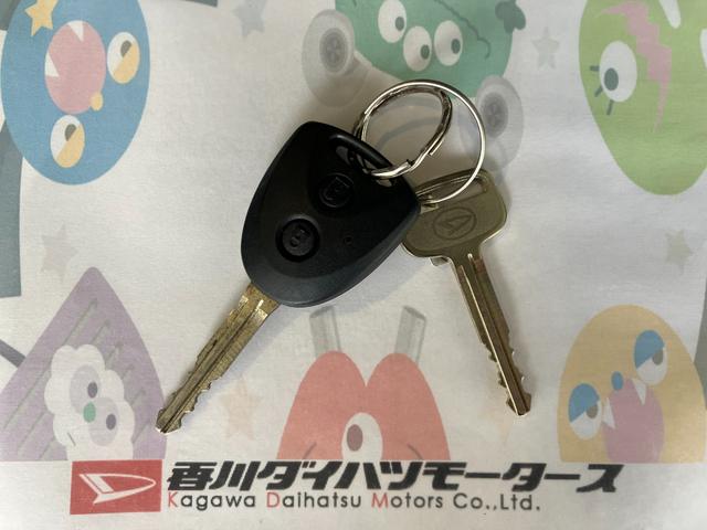 ハイゼットカーゴＤＸ　ＡＭ／ＦＭラジオワンオーナーキーレスエントリー　ＡＭ／ＦＭラジオ　ハロゲンヘッドライト　オートライト　オートハイビーム　アイドリングストップ　ラバーマット　両側スライドドア　スマアシ（香川県）の中古車