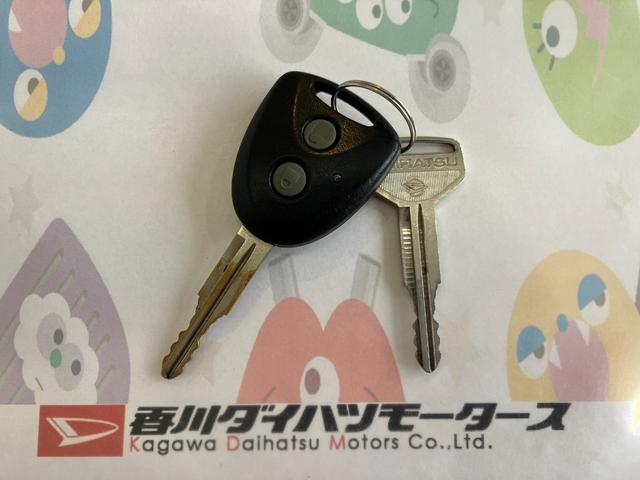 ハイゼットトラックEXT MT 2WD CDチューナーキーレスエントリー CDチューナー 作業灯 ハロゲンヘッドライト ラバーマット メンテナンスノート 取扱説明書 MT 2WD(香川県)の中古車