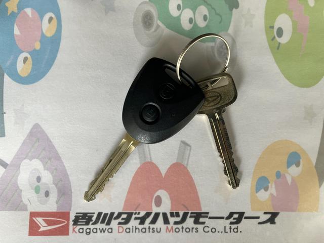 ハイゼットカーゴＤＸ　ＣＤチューナー　両側スライドドアＣＤチューナー　両側スライドドア　ワンオーナー　キーレスエントリー　ハロゲンヘッドライト　オーとライト　オートハイビーム　アイドリングストップ　スマアシ（香川県）の中古車