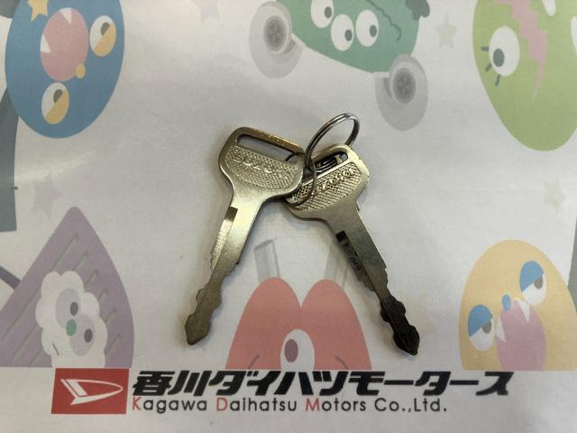 キャリイトラックKCエアコン・パワステ MT 2WD ラジオMT 2WD AM/FMラジオ ハロゲンヘッドライト ラバーマット バイザー 取扱説明書 メンテナンスノート(香川県)の中古車