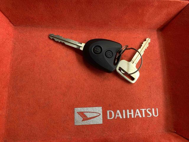ハイゼットカーゴＤＸ　タイヤ新品　保証付きまごころ保証１年付き　記録簿　取扱説明書　ＣＶＴ　ラジオ　衝突被害軽減システム　オートマチックハイビーム　ＥＴＣ　レーンアシスト　ワンオーナー　エアバッグ　エアコン　パワーステアリング（静岡県）の中古車