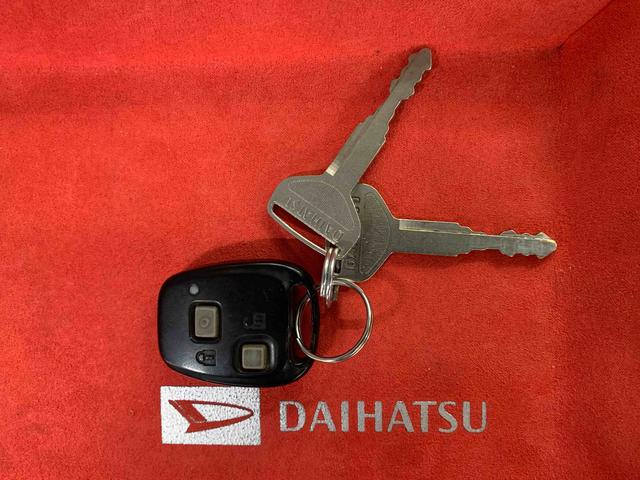 ハイゼットカーゴＤＸ　ラジオ　５ＭＴ　保証付き保証付き　記録簿　取扱説明書　タイヤ新品　バッテリー交換済み　キーレスエントリー　エアバッグ　エアコン　パワーステアリング　パワーウィンドウ（静岡県）の中古車