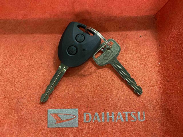 ハイゼットカーゴＤＸまごころ保証１年付き　記録簿　取扱説明書　ＣＶＴ　ラジオ　衝突被害軽減システム　オートマチックハイビーム　レーンアシスト　禁煙車　ワンオーナー　エアバッグ　エアコン　パワーステアリング　ＡＢＳ（静岡県）の中古車