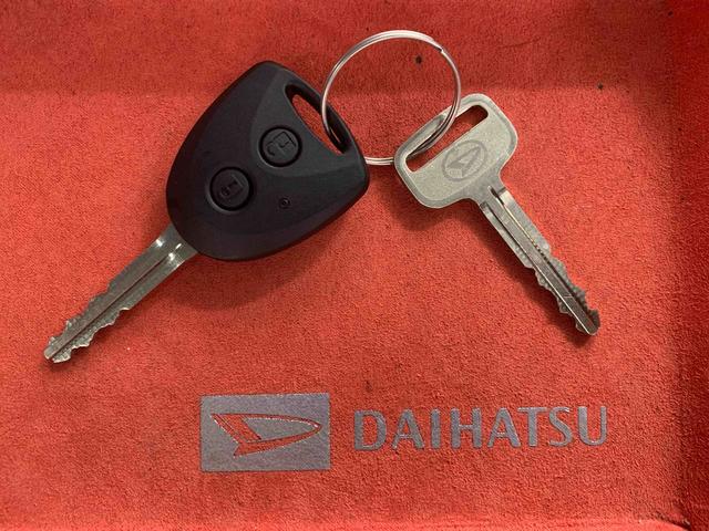 ハイゼットカーゴＤＸまごころ保証１年付き　記録簿　取扱説明書　ＣＶＴ　デラックス　衝突被害軽減システム　キーレスエントリー　オートマチックハイビーム　レーンアシスト　禁煙車　ワンオーナー　エアバッグ　エアコン　ＡＢＳ（静岡県）の中古車