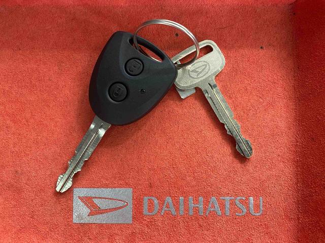 ハイゼットカーゴＤＸまごころ保証１年付き　記録簿　取扱説明書　ＣＶＴ　禁煙車　ワンオーナー　エアバッグ　エアコン　パワーステアリング　パワーウィンドウ　ＡＢＳ（静岡県）の中古車