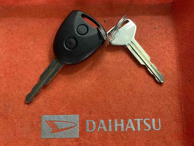 ハイゼットカーゴDX タイヤ新品 保証付きまごころ保証1年付き 記録簿 取扱説明書 AT ラジオ 衝突被害軽減システム キーレスエントリー オートマチックハイビーム レーンアシスト エアバッグ エアコン パワーステアリング パワーウィンドウ(静岡県)の中古車