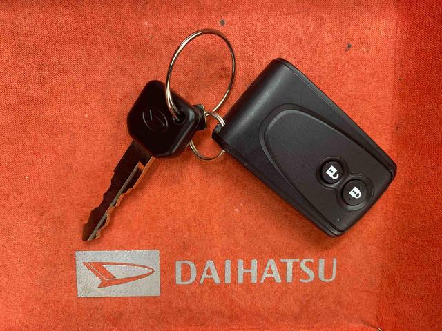 コペンセロ　元当社試乗車　ＣＶＴ　１６インチアルミホイールまごころ保証（納車日から１年・走行距離無制限）付き　元当社試乗車　ＣＶＴ　オートエアコン　ＬＥＤヘッドライト　オーディオレス　ＡＢＳ　エアバッグ　アルミホイール（静岡県）の中古車