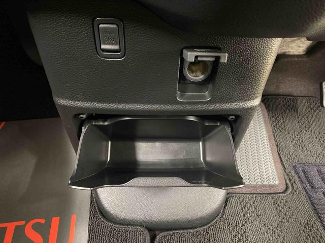 Ｎ−ＢＯＸカスタムＧ・Ｌターボホンダセンシング　タイヤ新品　保証付きバッテリー交換済　ナビ　バックカメラ　ＥＴＣ　Ｆバンパー割れ有り　左前修復有り（静岡県）の中古車