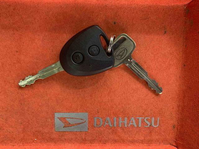 ハイゼットカーゴＤＸ　元社用車　ラジオ　エアコン　パワステ　パワーウィンドウまごころ保証（納車日から１年・走行距離無制限）付き　エアコン　パワステ　パワーウィンドウ　ＡＢＳ　エアバッグ　ラジオ　キーレスエントリー　オートライト　被害軽減ブレーキ（静岡県）の中古車