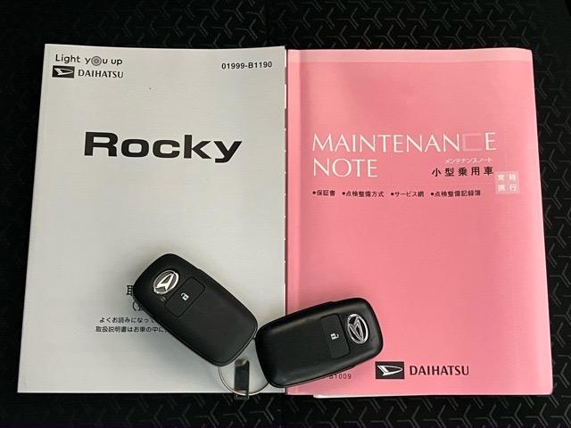 ロッキープレミアムドラレコ・パノラマモニター・プッシュボタンスタート・ステアリングスイッチ・オートエアコン・キーフリー・コーナーセンサー・アルミホイール・シートヒーター・パワーウィンドウ（佐賀県）の中古車