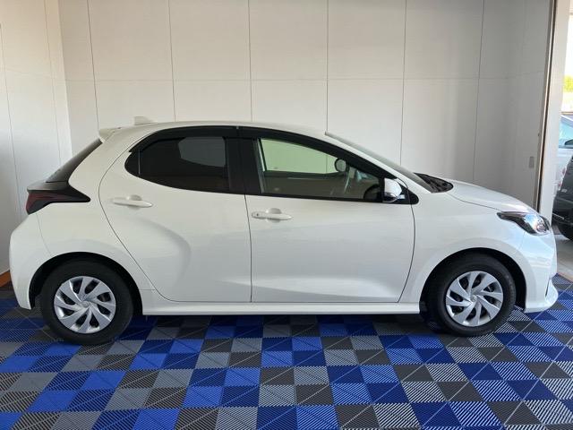 ヤリスハイブリッドGドラレコ・バックモニター・プッシュボタンスタート・ステアリングスイッチ・オートエアコン・キーフリー・パワーウィンドウ(佐賀県)の中古車