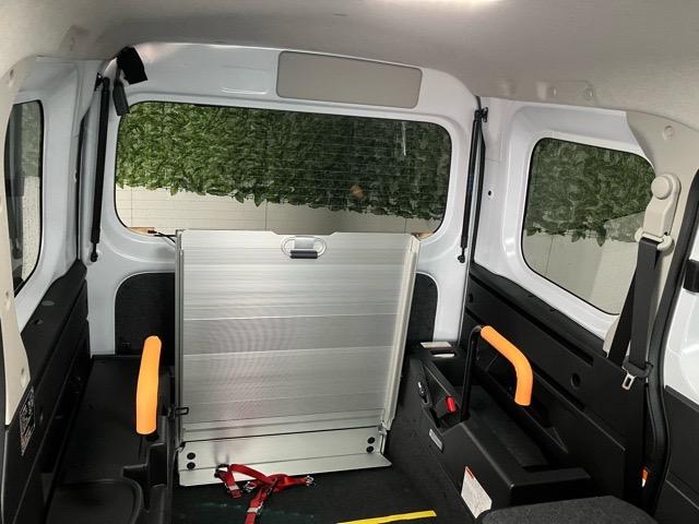 ハイゼットカーゴアトレースローパー福祉車両・電動ウインチ・２ＷＤ・ＣＶＴ車・衝突回避・両側電動スライドドア・プッシュボタンスタート・エコアイドル・コーナーセンサー・オートエアコン・キーフリーシステム・パワーウィンドウ（佐賀県）の中古車