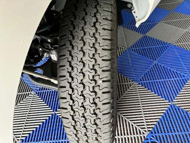 ハイゼットトラックスタンダード４ＷＤ・ＭＴ車・衝突回避・ＡＭ／ＦＭラジオ・コーナーセンサー・エコアイドル・エアコン（佐賀県）の中古車