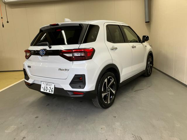 ロッキープレミアムＧ　ＨＥＶ／ハイブリッド／１２００ｃｃ／５人乗りナビ　バックモニター　ドライブレコーダー　プッシュボタンスタート　電動パーキングブレーキ　キーフリー　オートエアコン　アクティブマルチインフォメーションメーター　ＬＥＤ　シーケンシャル　リヤフォグ（三重県）の中古車