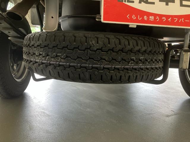 ハイゼットトラックＥＸＴ／４ＷＤ／５ＭＴ／ＣＤ／キーレス４ＷＤ　５ＭＴ　ゲートプロテクター　純正ＣＤチューナーデッキ　マニュアルエアコン　キーレスエントリー　スマートアシスト　パワーウィンドウ　スーパーデフロック　Ｈｉ−Ｌｏモード切替機構　作業灯　三方開（三重県）の中古車