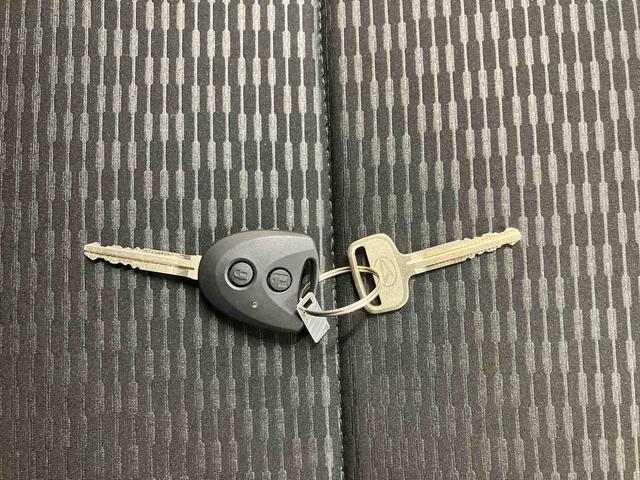 ハイゼットカーゴデラックス／ＡＭ／ＦＭラジオ／マニュアルエアコン／キーレスキーレス　ＡＭ／ＦＭラジオ　スマートアシストカメラ　マニュアルエアコン（三重県）の中古車