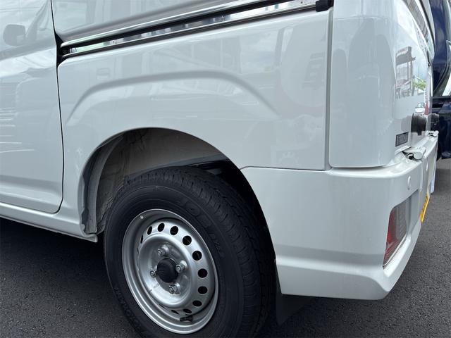 ハイゼットカーゴデッキバンＬ　　　４ＷＤ　ＣＶＴ　レベリング　１年間無料保証元工場代車　衝突被害軽減システム　コーナーセンサー　アイドリングストップ　オートライト　レーンアシスト　マニュアルエアコン　両側パワースライドドア　パワーウィンドウ　純正フロアマット（三重県）の中古車