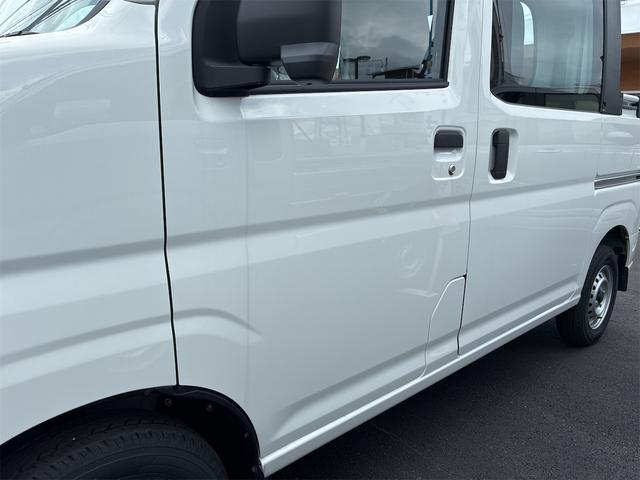 ハイゼットカーゴデッキバンＬ　　　４ＷＤ　ＣＶＴ　レベリング　１年間無料保証元工場代車　衝突被害軽減システム　コーナーセンサー　アイドリングストップ　オートライト　レーンアシスト　マニュアルエアコン　両側パワースライドドア　パワーウィンドウ　純正フロアマット（三重県）の中古車